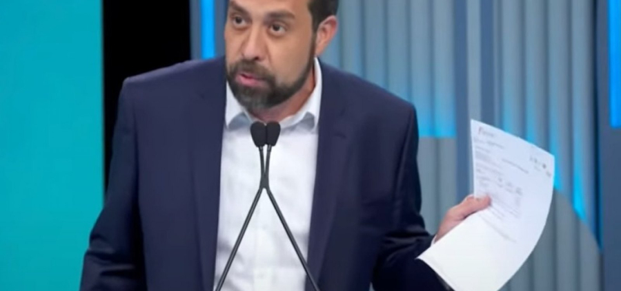 Boulos apresenta exame toxicológico durante debate após Marçal associá-lo ao uso de drogas