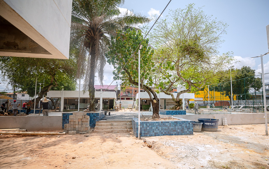 Com reforma dos quiosques e preparação para instalação de grama sintética, obras prosseguem na praça e campo do Alto da Cruz