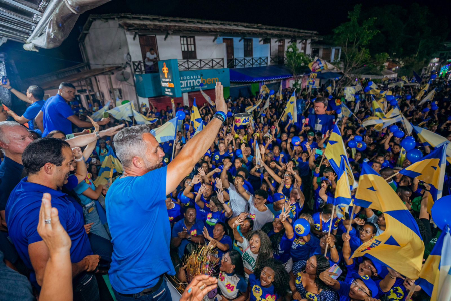 Monte Gordo veste azul para receber Flávio e Angélica em mais um comício do 44