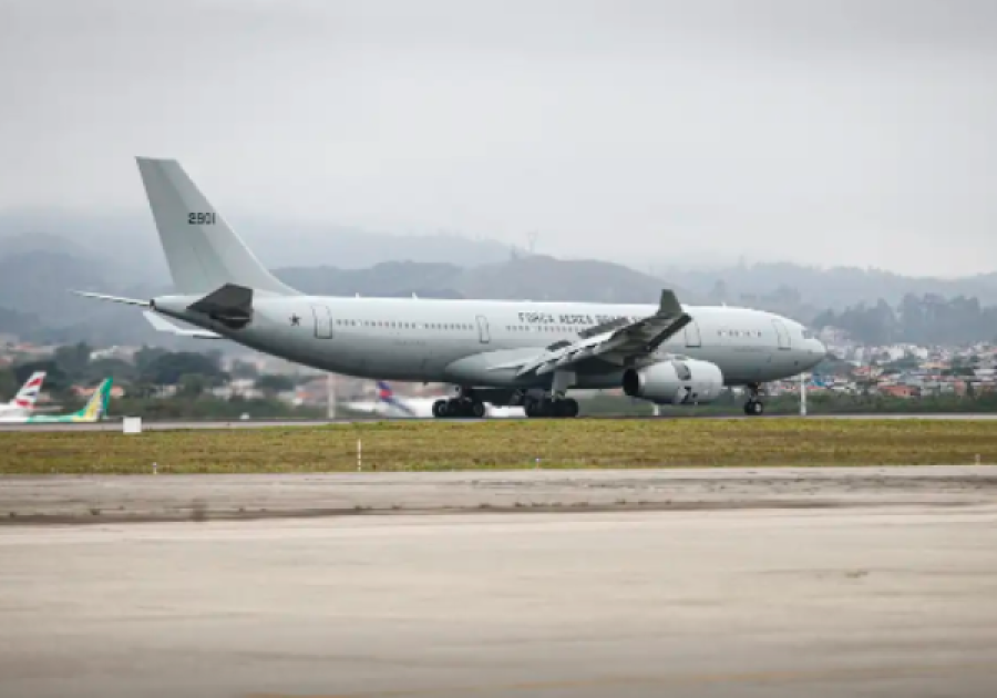 Avião com 221 brasileiros repatriados do Líbano chega em Guarulhos