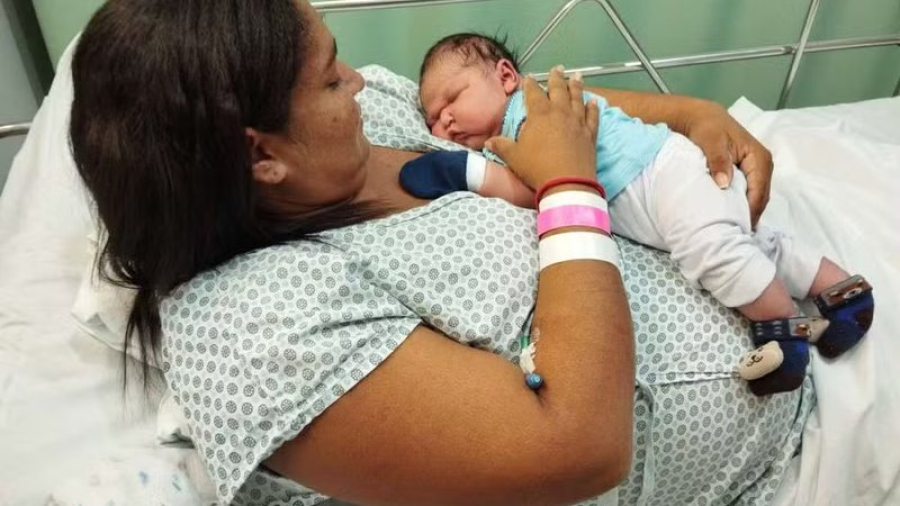 Mulher dá à luz 'bebê gigante' de 5 kg: 'A barriga ficou enorme'