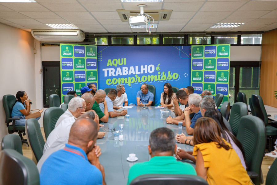 Elinaldo anuncia continuidade do transporte universitário após ajustes administrativos