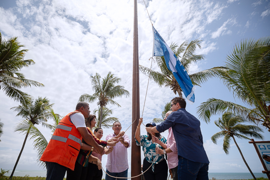 Hasteamento da Bandeira Azul em Camaçari renova selo internacional de praia para temporada 2024-2025