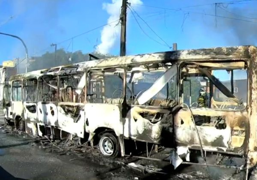 Ônibus pega fogo e atrapalha trânsito na avenida Suburbana