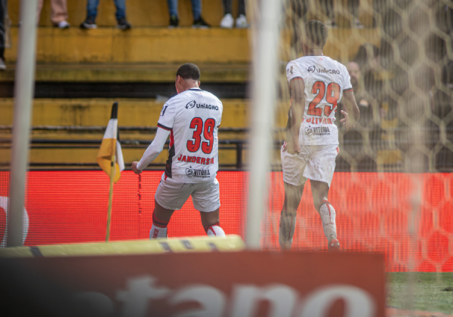 Vitória vence Criciúma fora de casa e se afasta da zona de rebaixamento