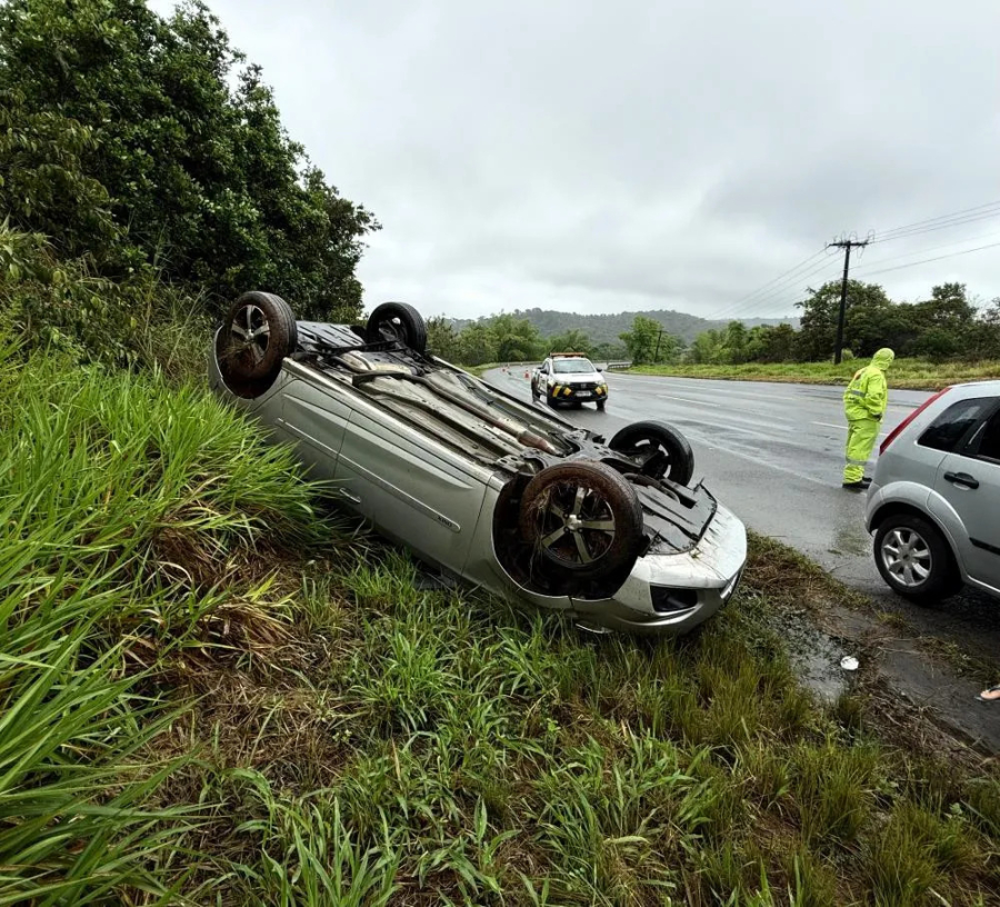 Motorista perde controle e capota carro na BA-093, em Mata de São João