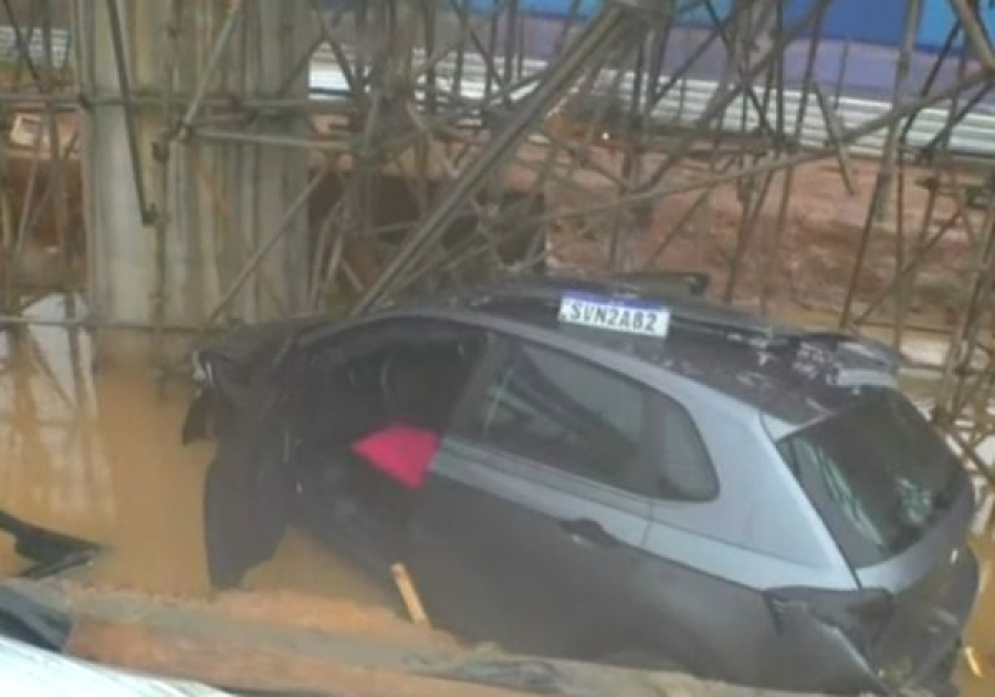 Carro cai em canteiro de obras na saída da BR-324; acidente causou lentidão até Estação Pirajá