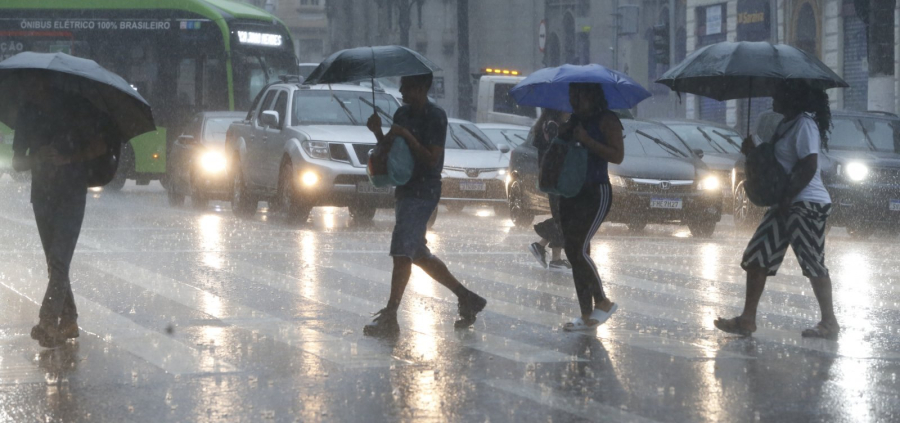 Inmet emite alerta para chuvas e ventos em parte da Bahia