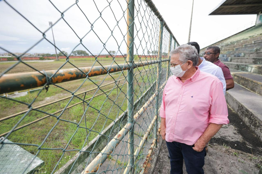 Caetano fiscaliza estádio e assume compromisso de mudar “cenário de filme de terror” em  Camaçari