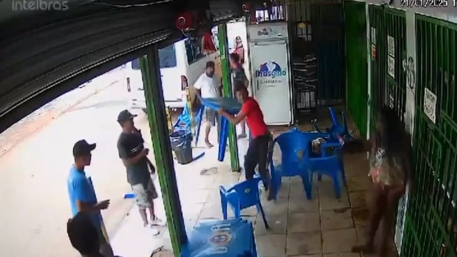 VÍDEO: Mulher é agredida pelo marido em bar por usar roupa 'curta demais'