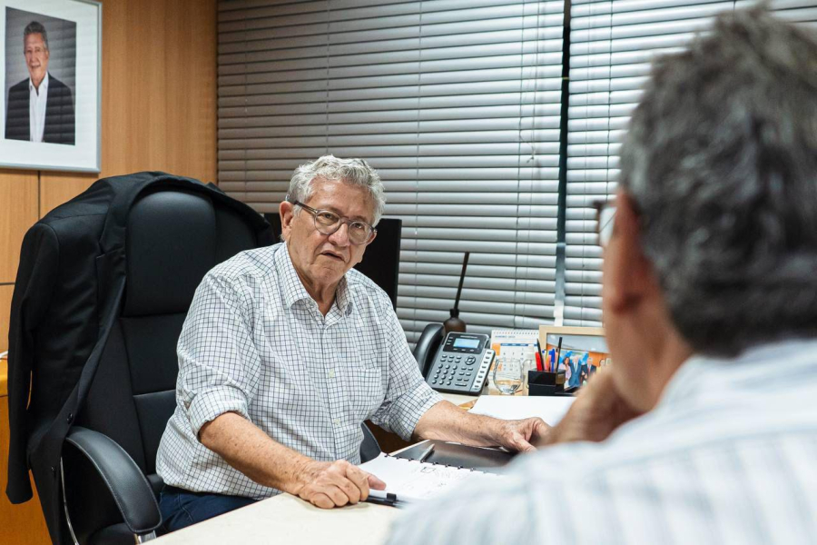 Caetano cumpre compromisso de campanha e paga salário dos servidores no último dia útil do mês, como a categoria queria