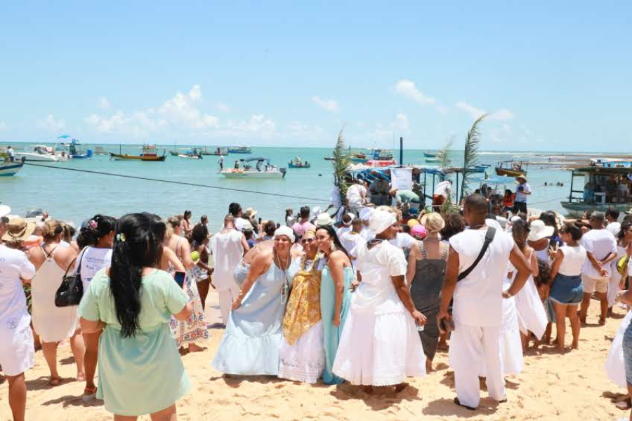 Fé e tradição marcam mais um ano da Festa de Iemanjá na Praia do Forte