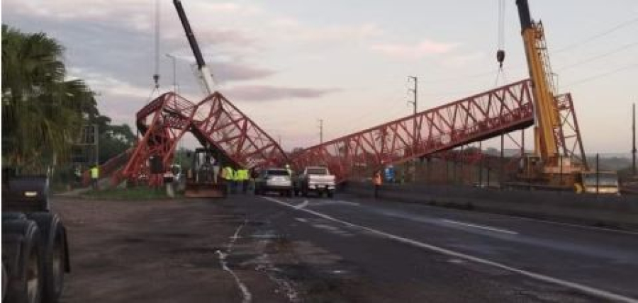 Carreta derruba passarela na BR-324 e rodovia é interditada nos dois sentidos