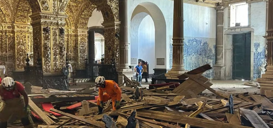 Uma pessoa morre e seis ficam feridas após desabamento de teto da Igreja de São Francisco, no Centro Histórico