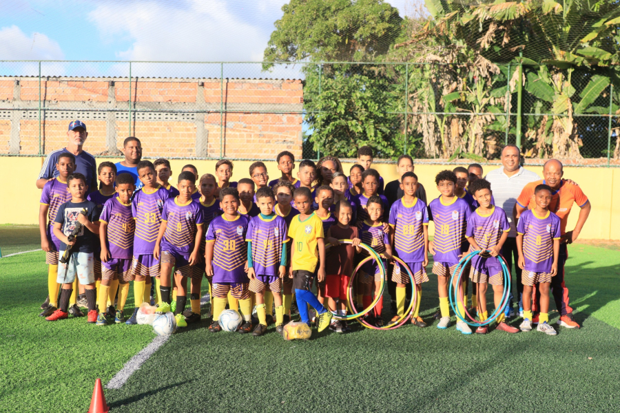 SECE realiza a entrega de materiais esportivos para escolinhas de futebol