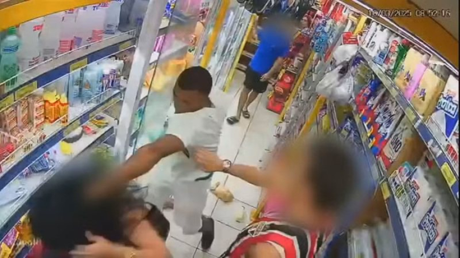 IMAGENS FORTES: Homem é preso após agredir namorada com socos em mercado